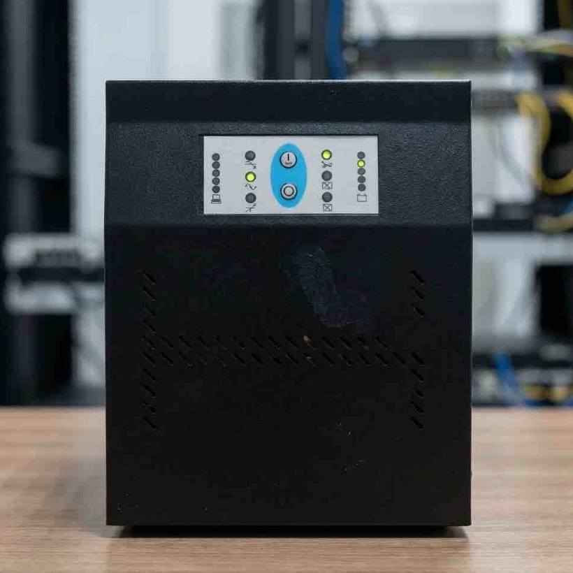 یو پی اس شبه سینوسی فنپا مدل Ups Fanpa Tower 3KVA به همراه باتری image gallery